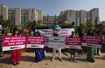 Uro. Demonstranter har taget opstilling uden for retslokalet i New Delhi, hvor fem indere er tiltalt for voldtægt og drab på en 23-årig kvindelig studerende. 