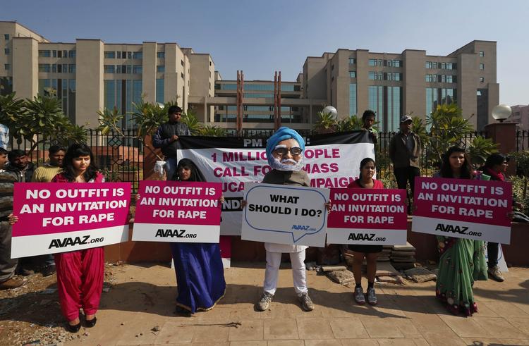 Uro. Demonstranter har taget opstilling uden for retslokalet i New Delhi, hvor fem indere er tiltalt for voldtægt og drab på en 23-årig kvindelig studerende. 