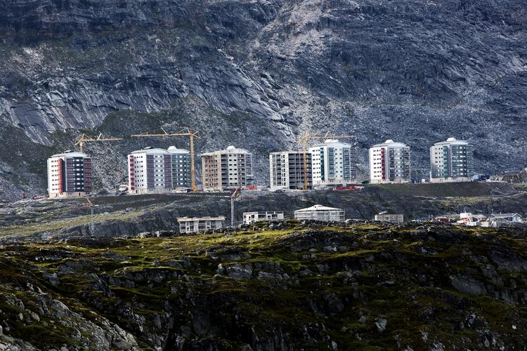 Undergrund. Det kan også komme grønlænderne til gavn, hvis Danmark stifter et 'Dong 2' i jagten på stoffer i undergrunden. 