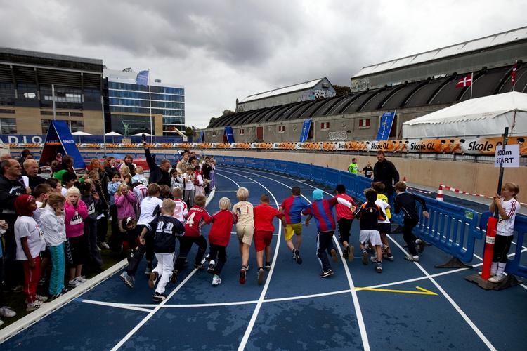 Udøvere. Ifølge Rockwoll-fonden er danske skolebørn blevet svagere. Herover ses dog en gruppe særdeles aktive unge under OL for skoleelever på Østerbro Stadion. 