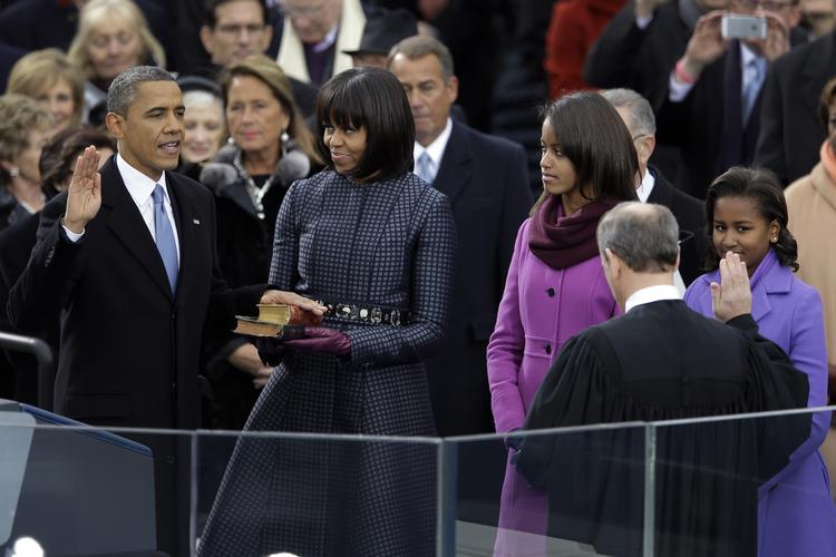 Ceremoni. Præsident Barack Obama bliver taget i ed, mens hans hustru Michelle og døtrene Malia and Sasha kigger på. 