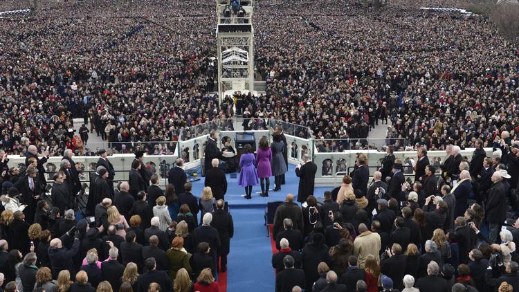 CEREMONI. Tusindvis fulgte med, da Barack Obama aflagde ed som USA's præsident. Ved hans side var hans kone, Michelle, og hans to døtre. 