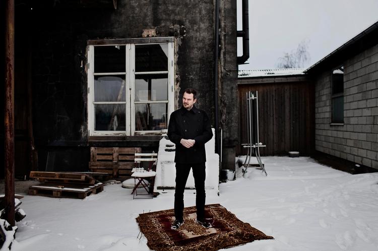 Sommer. Det er både musikalsk og stemningsmæssigt en anden Peter Sommer end tidligere, man møder på  'Alt forladt'. Sommer er blevet skilt, og musikken er elektronisk. Sangene er  blevet til her i studiet i Skanderborg  i samarbejde med Stefan Kvamm. 