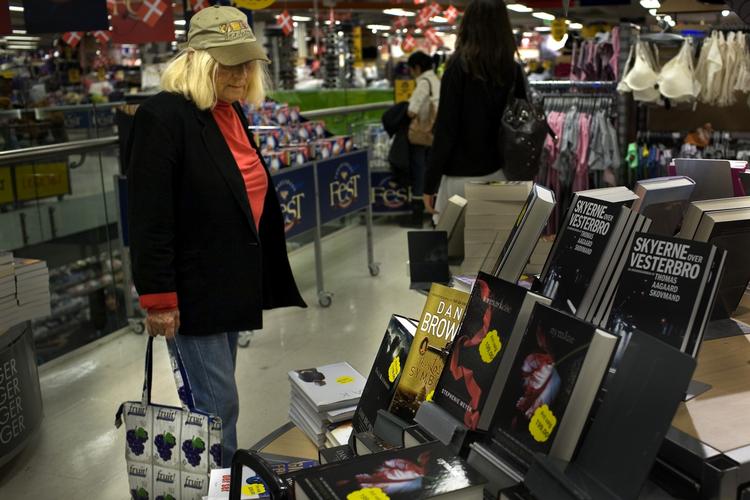 Prisfald. Supermarkederne er, som følge af liberaliseringen af bogpriserne, i stand til at sælge bøger langt billigere, end boghandlerne kan. Efter 21 lukninger sidste år råber bogbranchen vagt i gevær. 