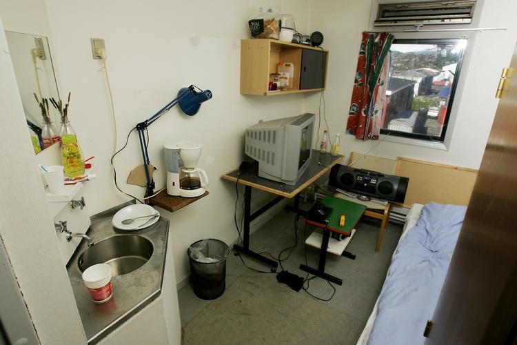 Anstalt. Grønlands hårde kriminelle kan se frem til at skulle bag tremmer i hjemlandet. Celle i Anstalten for Domfældte i Nuuk. (arkiv) 
