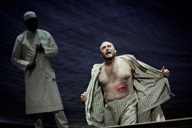 Krise? Det Kongelige Teater bør spørge sig selv, om man leverer kvalitet for de midler, stedet får,  skriver Wallner og Weiss. Her er det en scene fra Wagners opera 'Parsifal' i Operaen på Holmen. 