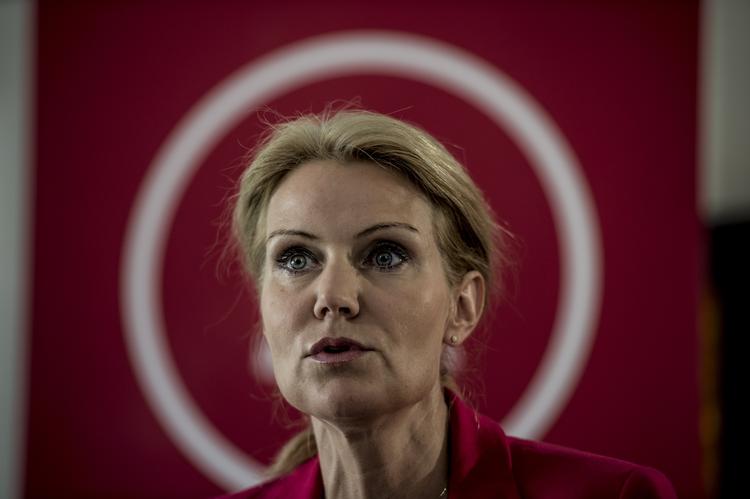 gebyrlov. Statsministeren blander sig nu i debatten om bankernes gebyrer. HelleThorning vil helst ikke lave en ny lov. 