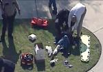 Politiet bekræfter, at tre personer er blevet såret efter et skyderi på Lone Star College i det nordlige Houston i Texas. Her ses en uidentificeret person blive tilset af redningsfolk. 