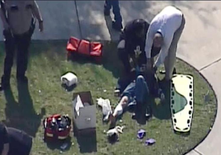 Politiet bekræfter, at tre personer er blevet såret efter et skyderi på Lone Star College i det nordlige Houston i Texas. Her ses en uidentificeret person blive tilset af redningsfolk. 