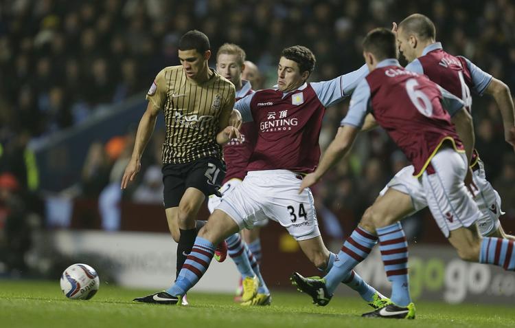 historisk. Holdet fra den bedste række, Aston Villa, blev fuldt fortjent sendt ud af League Cup i England efter samlet nederlag til Bradford fra fjerdebedste række. 
