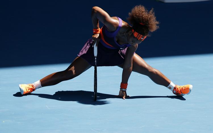 overraskelse. Serena Williams er overraskende ude af Australian Open, og amerikaneren fik sig en rygskade efter en glidetur ved nettet. 