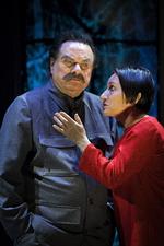 DUEL. Er digterens ord stærkere end pistolens skud? Det kæmper Lars Knutzons Stalin om med Ina-Miriam  Rosenbaum i rollen som digteren Anna Akhmatova. 