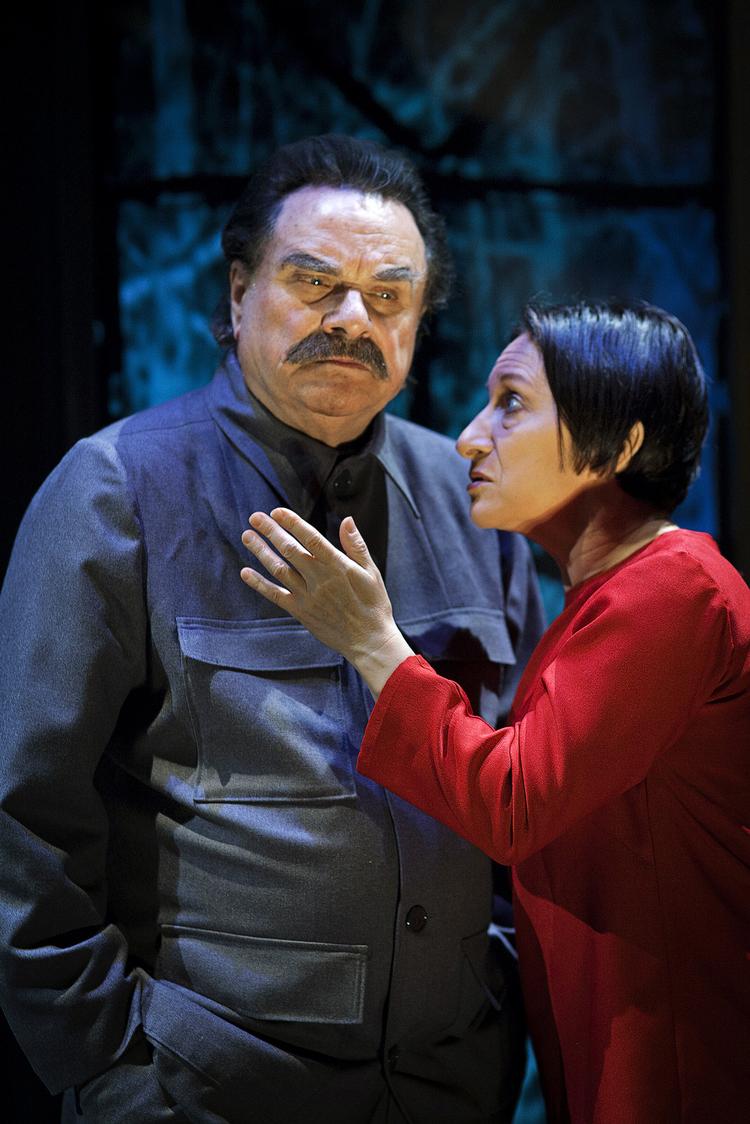 DUEL. Er digterens ord stærkere end pistolens skud? Det kæmper Lars Knutzons Stalin om med Ina-Miriam  Rosenbaum i rollen som digteren Anna Akhmatova. 