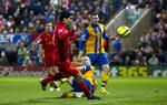 kontroversiel. Luis Suarez har været en fantastisk målscorer for Liverpool, som dog kan få svært ved at holde på angriberen. 