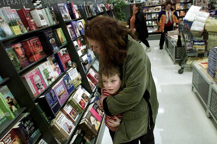 kunder. Efter at bogen er kommet ud i supermarkederne, er der kommet flere og nye købere, mener Forbrugerrådet. Som her i bogafdelingen i Bilka i Hundige. 