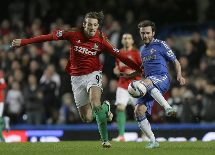 jordbunden. Swanseas spanske stjernespiller Michu (tv) har valgt at forlænge med klubben i Wales. 