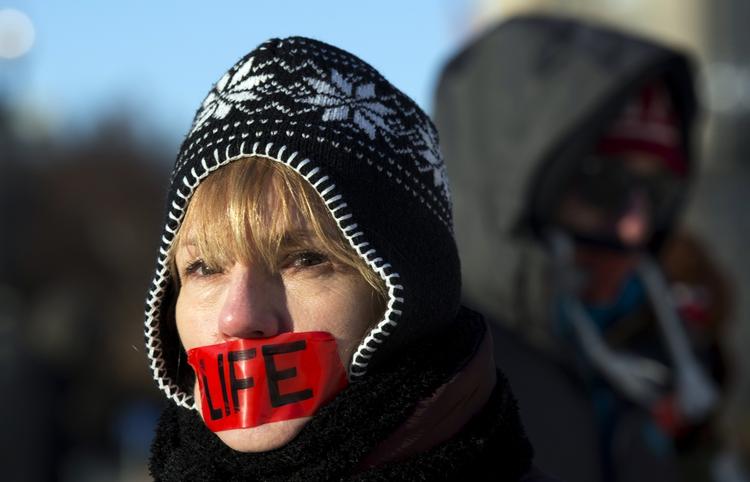 Aktivisten Jenese English demonstrerer mod abort foran den amerikanske højesteret 22. januar, på 40-året for retssagen 'Roe mod Wade', der gjorde abort lovligt i USA. 