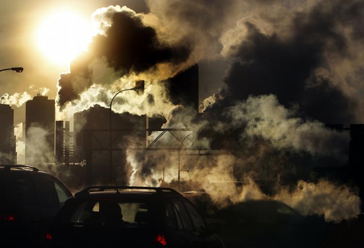 Frostgrader giver damp mellem bilerne i Minneapolis, den største by i den amerikanske delstat Minnesota. 
