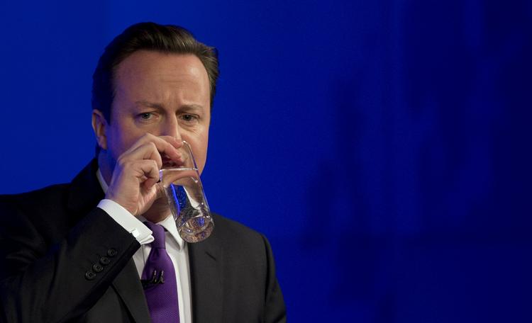 Den britiske premierminister, David Cameron, tager en tår vand, mens han besvarer spørgsmål efter sin tale om Englands rolle i Den Europæiske Union. Talen blev holdt i London. 