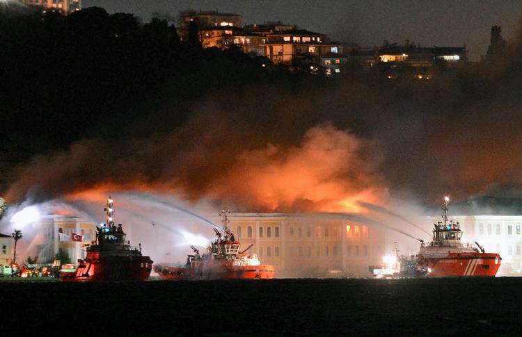 Brandfolk kæmper mod flammerne i en historisk bygning, der tilhører det prestigefyldte Galatasaray-universitet ved Bosporusstrædet i Istanbul. Der er ingen meldinger om tilskadekomne. 
