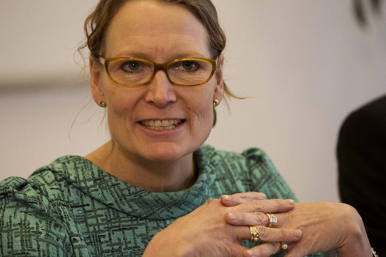 nytænkning. Rigsrevisionen har som noget helt nyt indbudt til et pressemøde i forbindelse med en af sine rapporter. Her er rigsrevisor Lone Strøm, som kommenterer Dong-rapporten. 