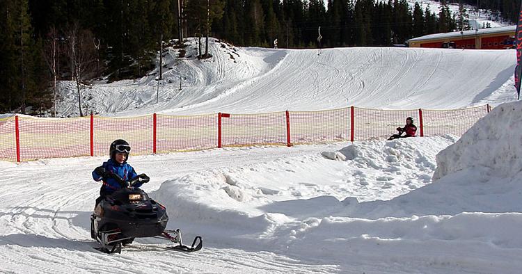Vrooom. Efter en lang dag på ski er det ikke noget som en afslappende snescooter-tur. 