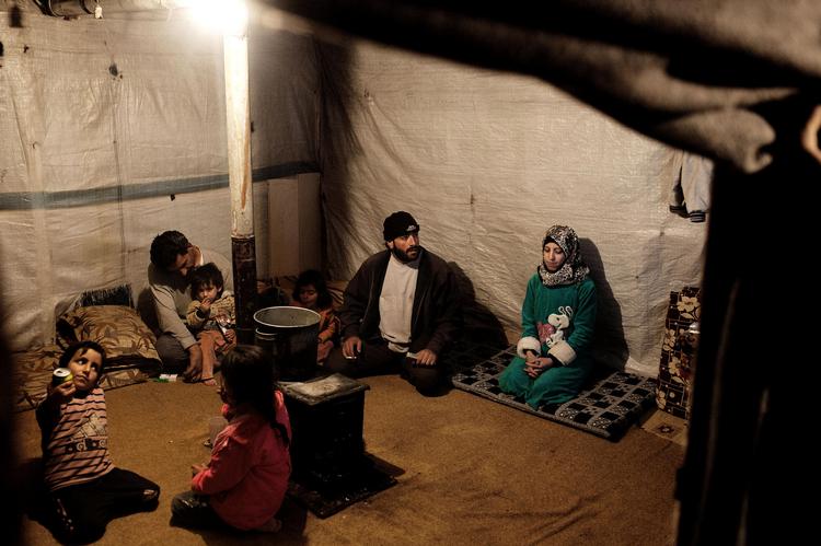 Flugt. Teltet i lejren uden for Jeb Jannine indeholder alt, familien ejer – nu efter at deres hus hjemme i Homs er blevet bombet. Fra venstre er det børnene Khaled og Fahra (med ryggen til), far Abdallah med sønnen Youssef, Ragdad (bag gryden) og de nygifte Mouhamad og Alia.