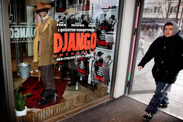 Naturtro?  En mannequindukke med sort paryk gør ingen Jamie Foxx, mener Djævlens Advokat. Jacob Elkær- Hansen fra Palads giver ham ret: »Vi er også et godt stykke fra at få en af dem til at ligne Leonardo DiCaprio«, siger han. 