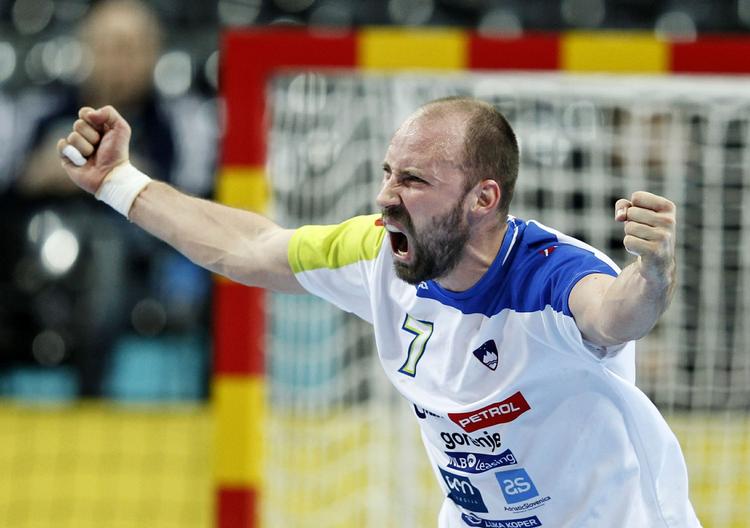 SEJRSJUBEL. Med to scoringer bidrog Vid Kavticnik til, at Slovenien er blandt de fire sidste ved VM. 