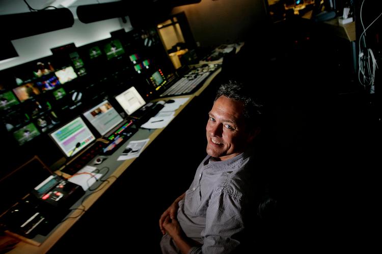 bag skærmen. Anders Riis-Hansen har stået bag en række roste tv-programmer, men er ikke kendt fra skærmen. Han er producer og tilrettelægger. 