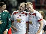 LYKKELIG. Nu griner Rene Toft Hansen (th.) og de øvrige danskere næppe længere af Henrik Møllgaard (tv.), når han træner i afslutninger fra fløjen. 
