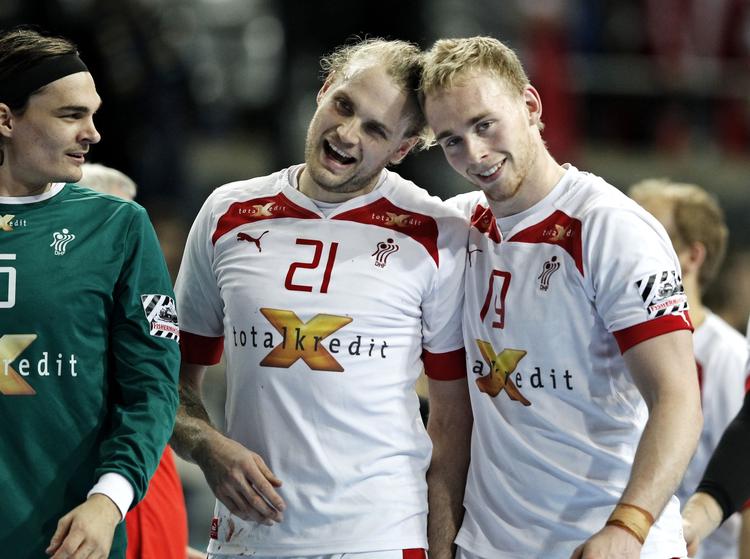 LYKKELIG. Nu griner Rene Toft Hansen (th.) og de øvrige danskere næppe længere af Henrik Møllgaard (tv.), når han træner i afslutninger fra fløjen. 