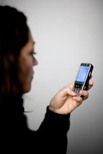 digital mobning. Flere og flere unge oplever mombing på nettet og på sms. 
