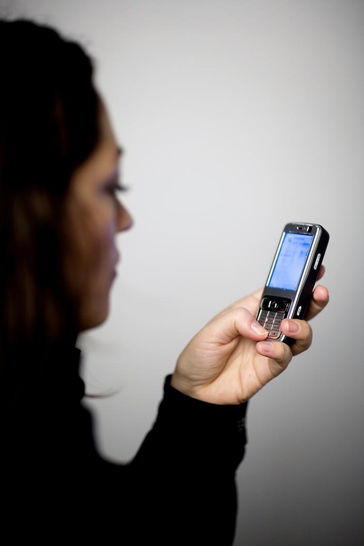 digital mobning. Flere og flere unge oplever mombing på nettet og på sms. 