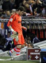 SKADET. Allerede i første halvleg måtte Iker Casillas forlade pokalkampen mod Valencia. 