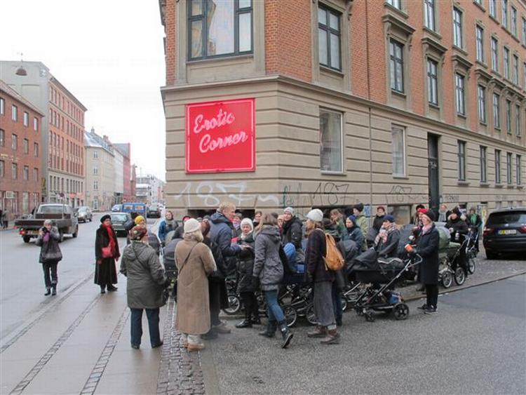 EROTIC. Nogle af barnevognene havde taget både mor, far og bedste med på byvandring. 