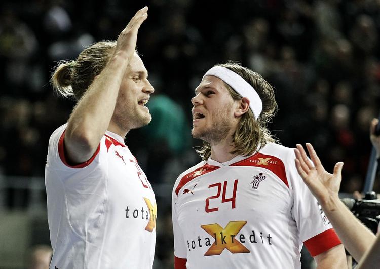 Sådan! Mikkel Hansen (til højre) tiljubler Henrik Møllgaard efter kampen. 