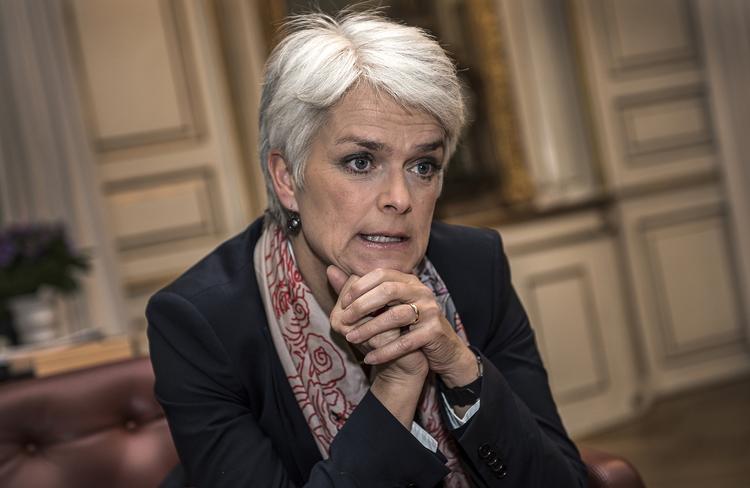 Ordknap. Erhvervs- og vækstminister Annette Vilhelmsen er tavs om, at regeringen skulle have forberedt et lovindgreb mod bankerne. 