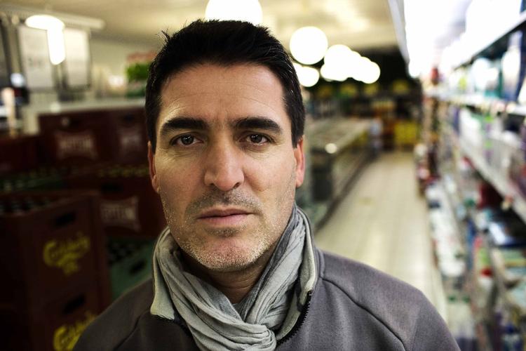 Købmand. Mustafa Candan er ejeren af den lille Spar købmand i Rødovre. Han frygter, at afskaffelsen af lukkeloven betyder, at han må lukke sin forretning. 