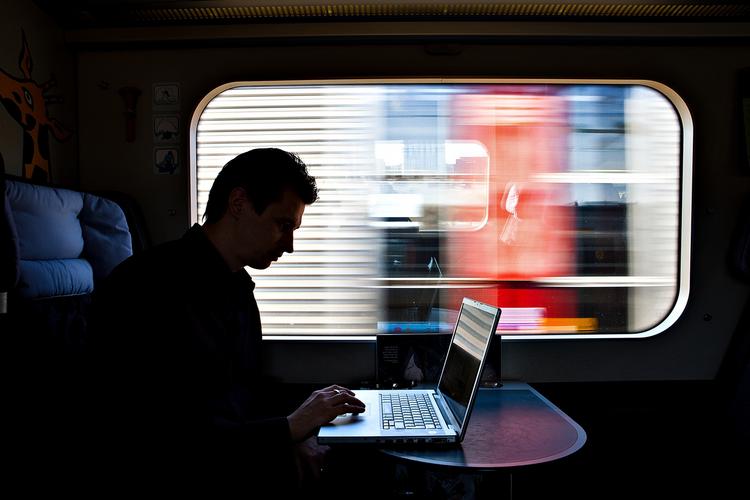Hullet. Både internet- og mobildækningen lader i dag meget tilbage at ønske på mange togstrækninger. Men det skal der laves om på, mener Socialdemokraterne. 