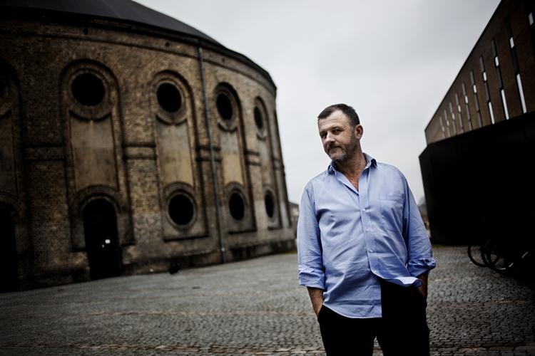 Teaterhistorie. Teaterinstrukttør Nikolaj Cederholms Gasolin forestilling blev en kæmpe succes på Østre Gasværk . 