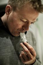 LANGSOMMELIGT. Thue Bøge Sørensen lider af astma og bruger en inhalator morgen og aften. Men han blev først diagnosticeret, da han var 20 år. 
