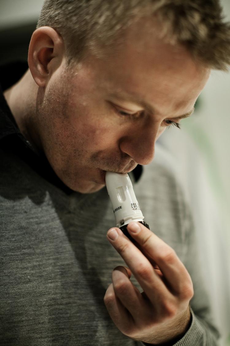 LANGSOMMELIGT. Thue Bøge Sørensen lider af astma og bruger en inhalator morgen og aften. Men han blev først diagnosticeret, da han var 20 år. 