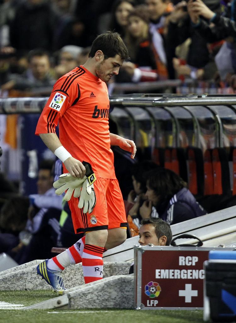 brud. Iker Casillas forlader banen med  en brækket finger efter et sammenstød med en medspiller. 