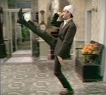 HITLER. Serien 'Fawlty Towers' er kendt herhjemme som 'Halløj på Badehotellet' og er blandt andet vist på DR. 