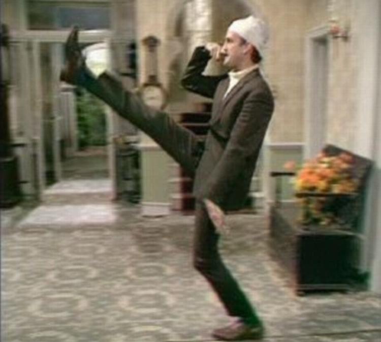 HITLER. Serien 'Fawlty Towers' er kendt herhjemme som 'Halløj på Badehotellet' og er blandt andet vist på DR. 