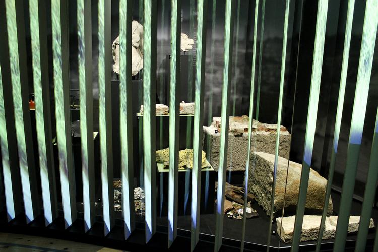 Indblik. Lamellerne går igen i udstillingsdesignet. De er visuelt elegante, men står  i vejen for indtrykket af de udstillede  genstande. Foto: Københavns Museumrør Et vandrør fra byens undergrund er blandt de mangeartede arkæologiske fund på udstillingen. 