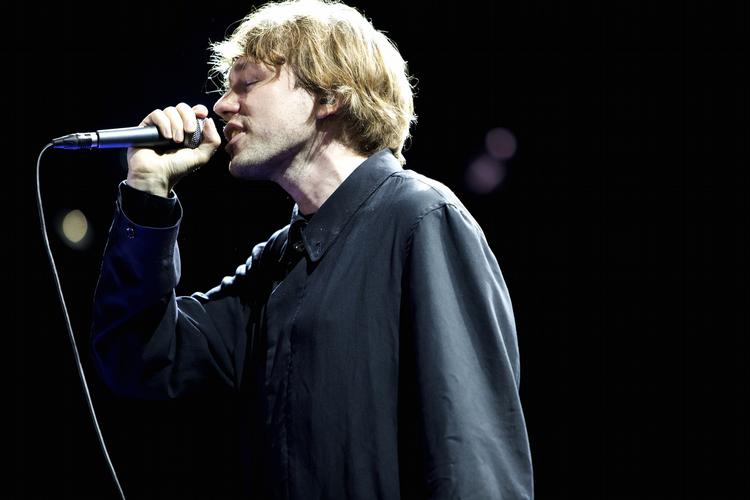 Mew. Forsanger Jonas Bjerre ses her på Roskilde Festival 2012. 