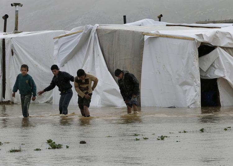 Flygtninge. Lejrene i Syriens nabolande har været ramt af oversvømmelse og kraftigt snevejr. Nu mangler der telte, og FN taler om, at situationen nærmer sig en flygtningekrise. 