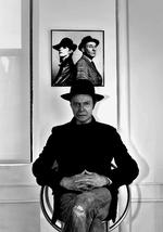 Tilbage. Det er kommet som en overraskelse for de fleste Bowie-interesserede, at han nu er klar med ny musik og træder  frem på nye pressebilleder fra sit pladeselskab. 